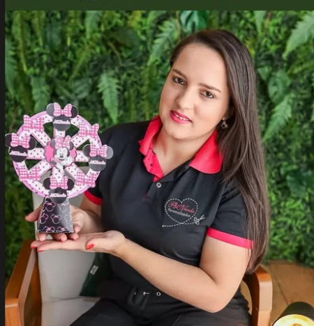Ananda apresentando uma peça personalizada